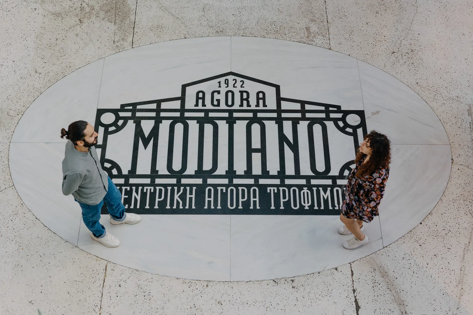 fotografisi-stin-agora-modiano